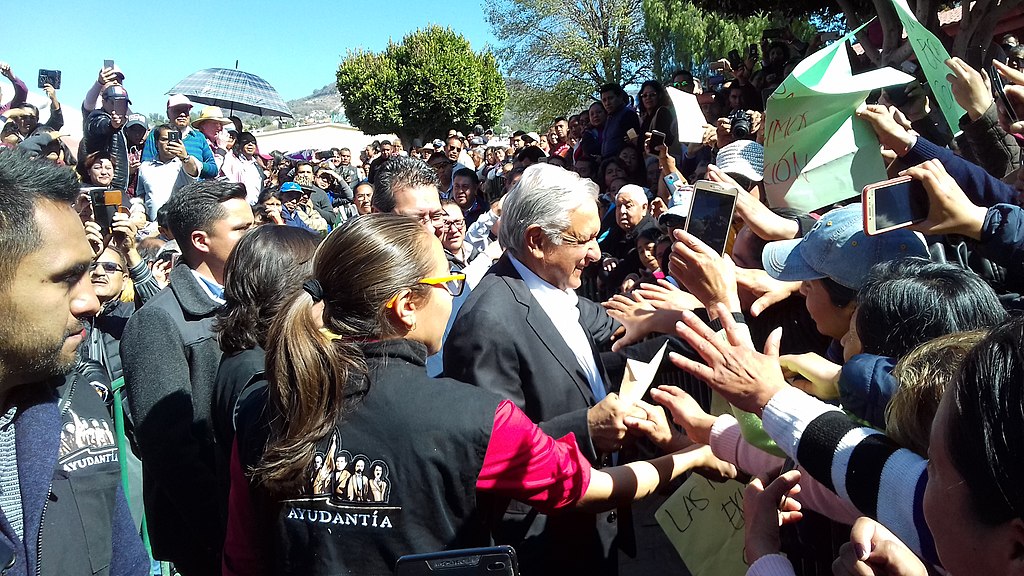 AMLO en Tlaxcala saludando a la gente cuidado por mujer de su guardia