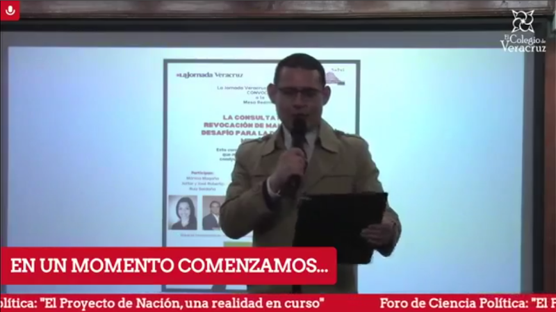 Moderador haciendo la presentación del evento